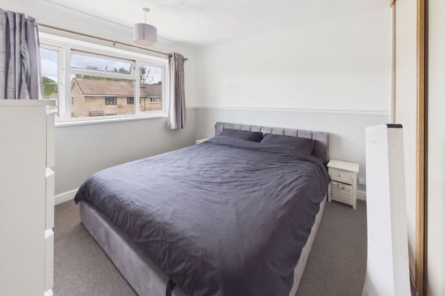 70 Shackleton Road, Crawley photo 2