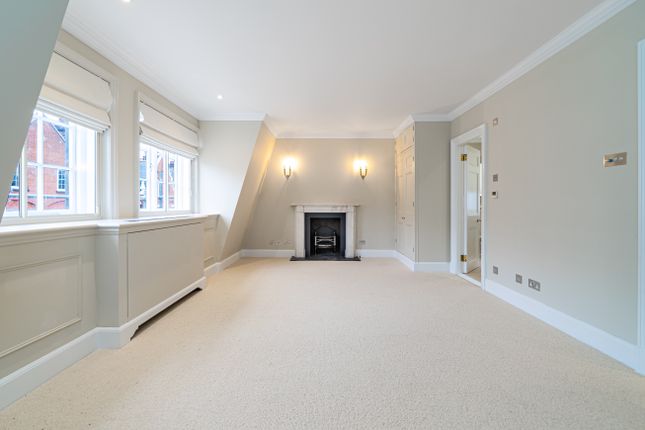 Town house to rent in Green Street, London