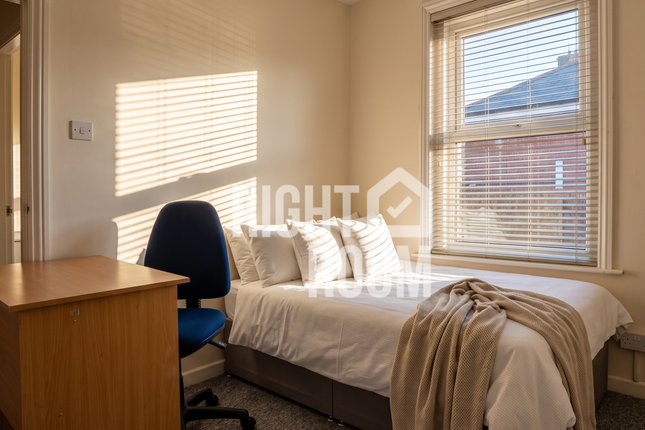 13 Highfield Lane, Southampton photo 4
