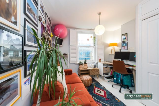 Flat for sale in Saltram Crescent, London