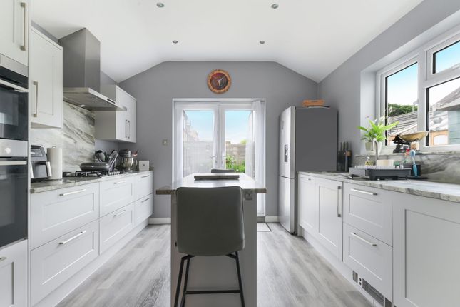 10 Highfield Close, Surbiton photo 4