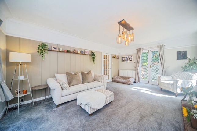 16, Oaklands Way, Hampshire photo 3
