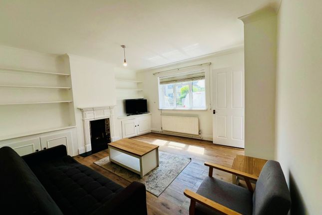8, Meadway, Twickenham, London photo 2