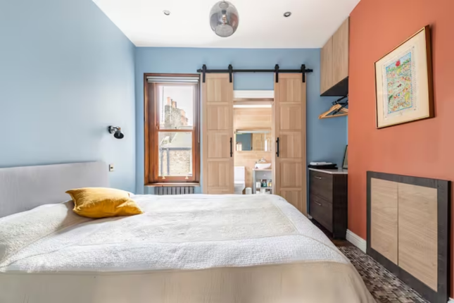 Flat for sale in Daventry Street, London