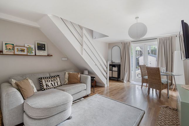 21 Kestrel Drive, Swindon photo 3