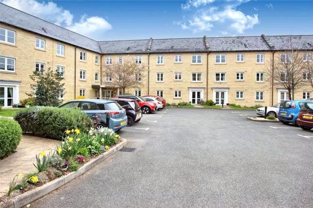 Flat for sale in Otters Court, Witney