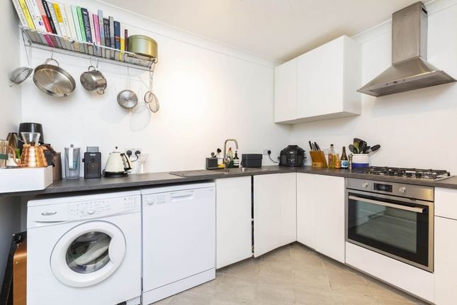 Flat to rent in Oval Road, London