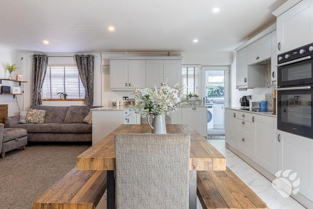 3, Canford Avenue, Wickford photo 3