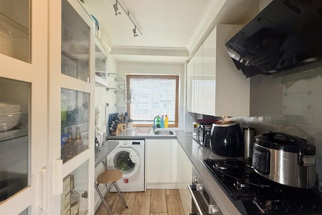 Flat 8, Keswick Apartments, Ambleside Close, London photo 4