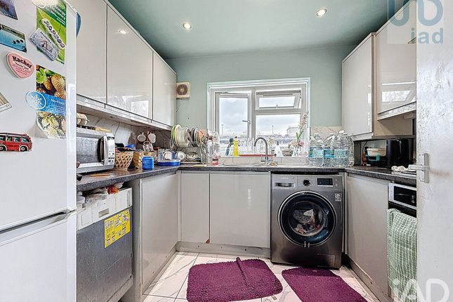 53, Wedhey, Harlow photo 3
