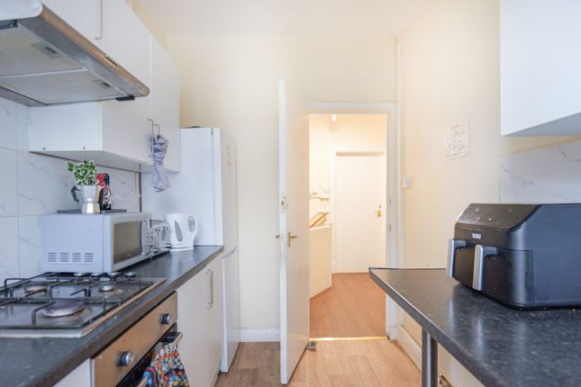 22, Flat B, Hamilton Avenue, Leeds photo 3