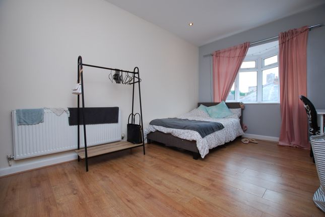 Flat to rent in Madrid Road, Guildford, Surrey