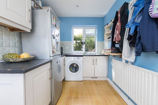 4 Horndean Close, Crawley photo 4