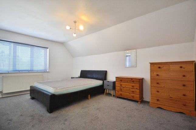 20, Sona Gardens, Reading photo 4