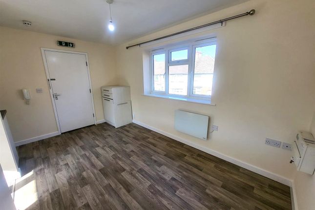 Flat 2, 40 Thorneycroft Lane, Wolverhampton photo 4
