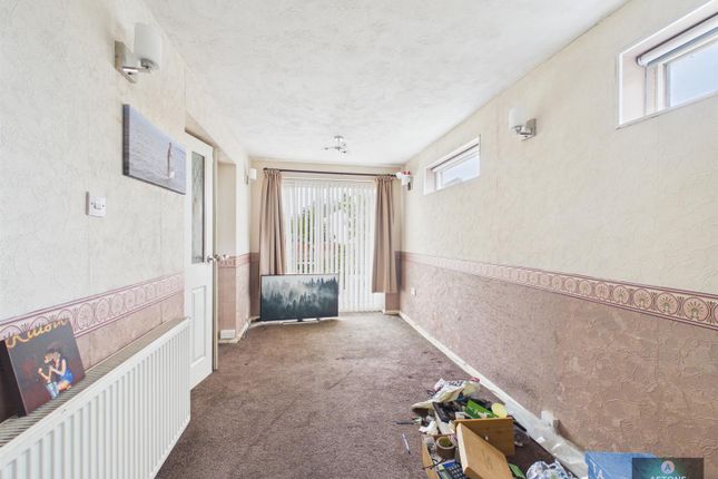 32, Payne Close, Crawley photo 4
