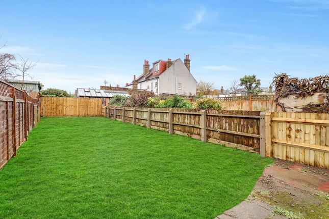 75 Beauchamp Road, West Molesey photo 4