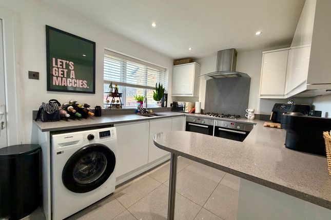 19 Chardins Close, Hemel Hempstead photo 3