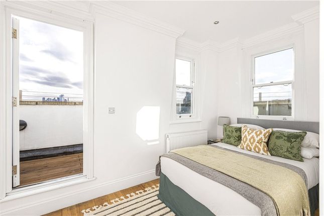 Flat for sale in Balls Pond Road, London