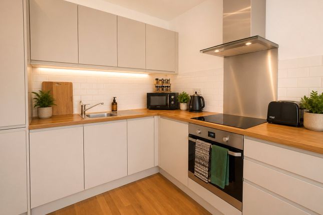 Flat 3, 40, Peperharow Road, Godalming photo 3