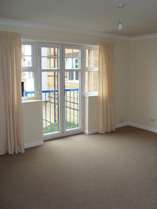 Thumbnail Flat to rent in Barons Court, Kings Chase, Luton