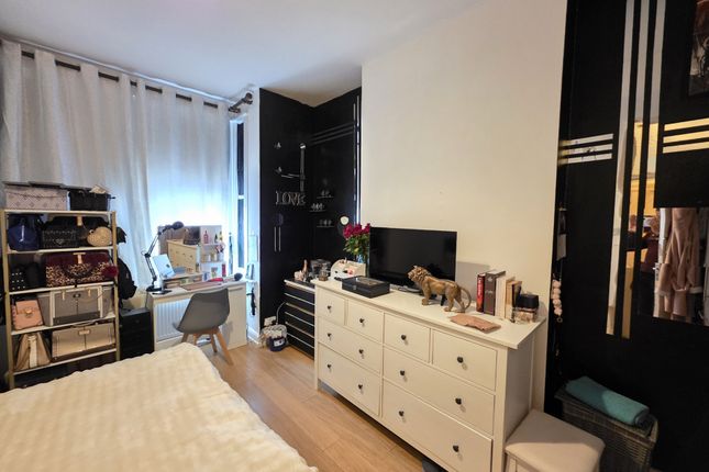 B 63, Fortunegate Road, London photo 3