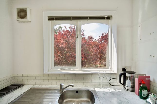 71, Leigh Hunt Drive, London photo 4