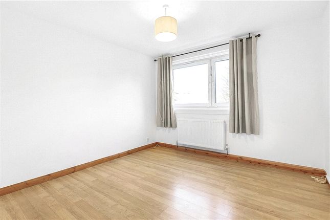 Flat 6, Woodcott House,, Ellisfield Drive, London photo 4