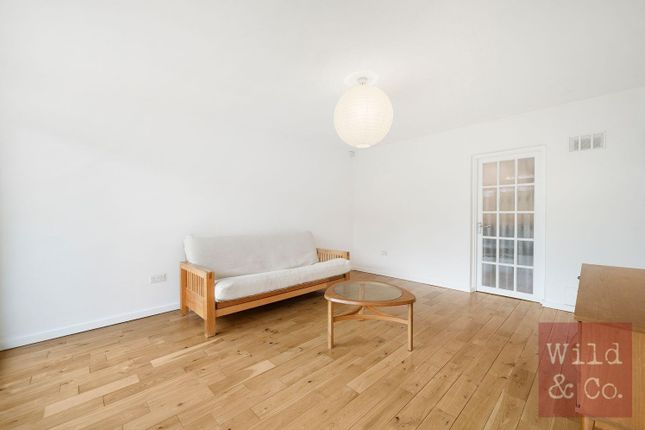Flat 104, 172, Landmark Heights, Daubeney Road, London photo 4