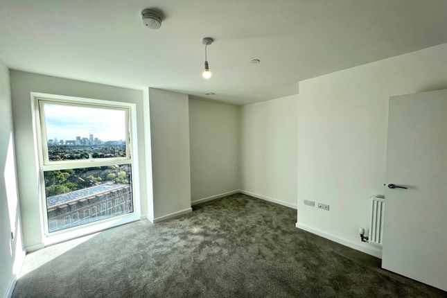Apartments 86 Tabbard, Wastern Avenue, London photo 4