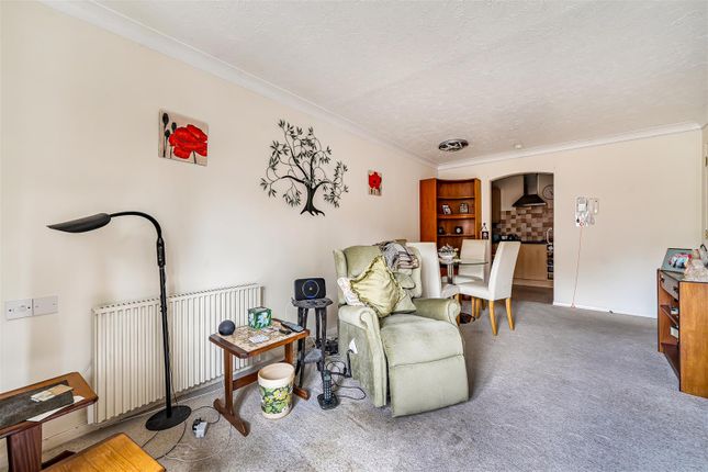 Flat 10, Oak Lodge, New Road, Crowthorne photo 4