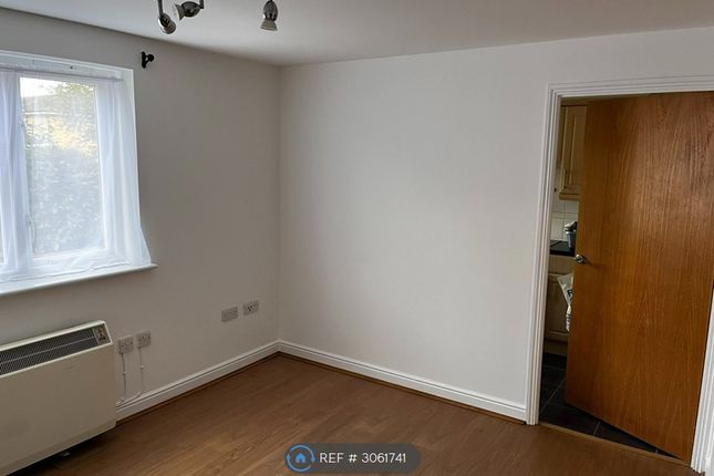 Flat, Heath Court Stanley Close, London photo 3