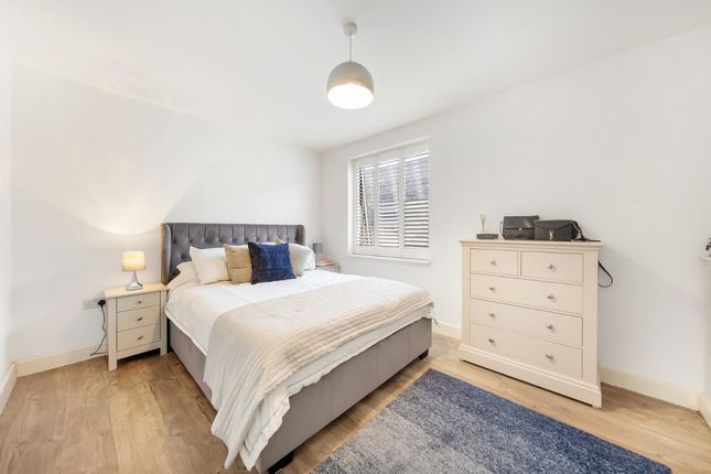 Carney Place, London photo 4