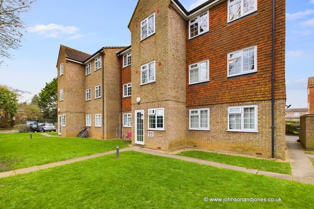 Flat for sale in Stern Court, Chertsey