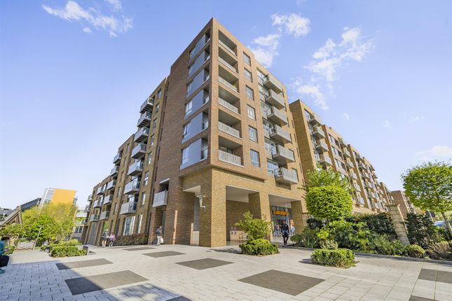 Flat to rent in Lang Court, Smithfield Square, Hornsey