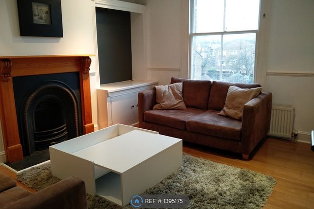 2 bed flat to rent in Cairns Road, London SW11