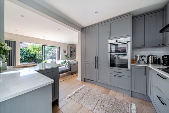 52, Havers Avenue, Hersham photo 4
