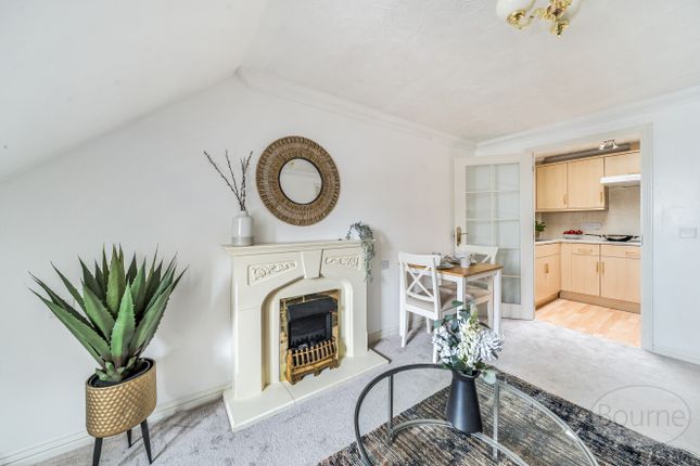Flat 32, Mountbatten Lodge,, The Hart, Farnham photo 4