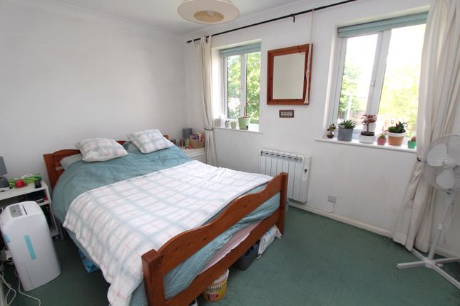 Flat for sale in Penny Royal Court, Reading