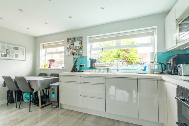 18, Springfield Grove, West Yorkshire photo 4