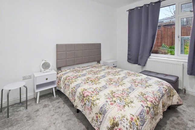 14, Hill End Crescent, West Yorkshire photo 5