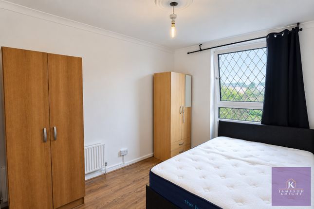 96, Brownfield Street, Greater London photo 4