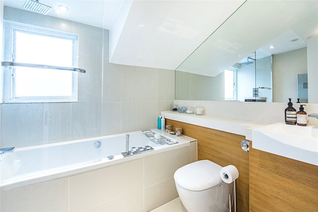 Flat for sale in Westbourne Gardens, London