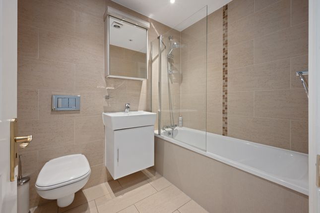 Flat to rent in Courtview House, East Molesey, Surrey