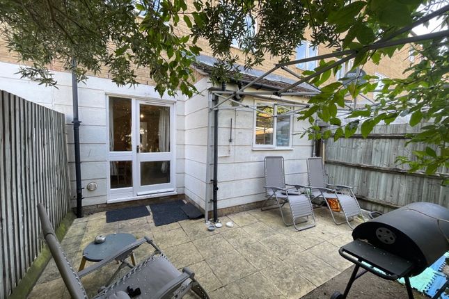 11, Grimsby Grove, London photo 2
