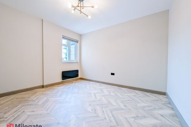 17A, Hook Road, Greater London photo 2