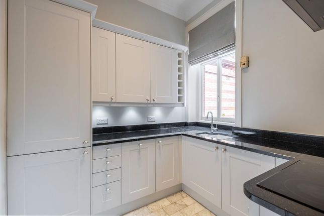 Flat 4, 34, Sloane Gardens, London photo 3
