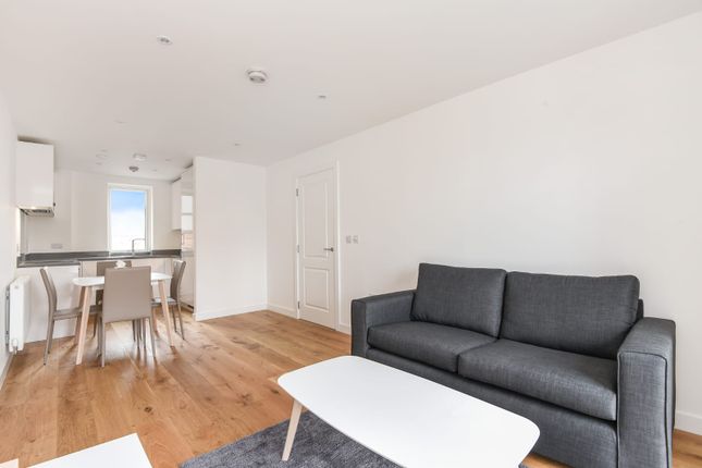 Flat for sale in Rope Court, London