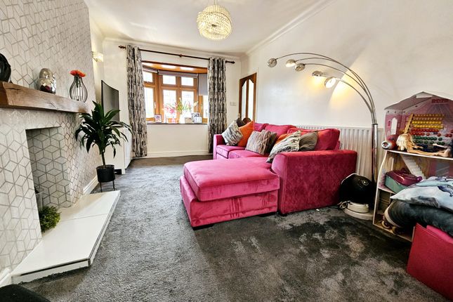 13, Raider Close, Romford photo 2