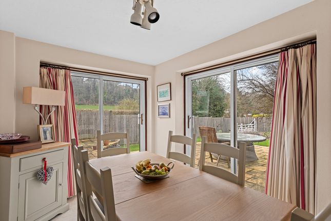 8, White Knobs Way, Caterham photo 4
